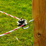 Izolator narożny na rolce do drutu lub plecionki elektrycznej